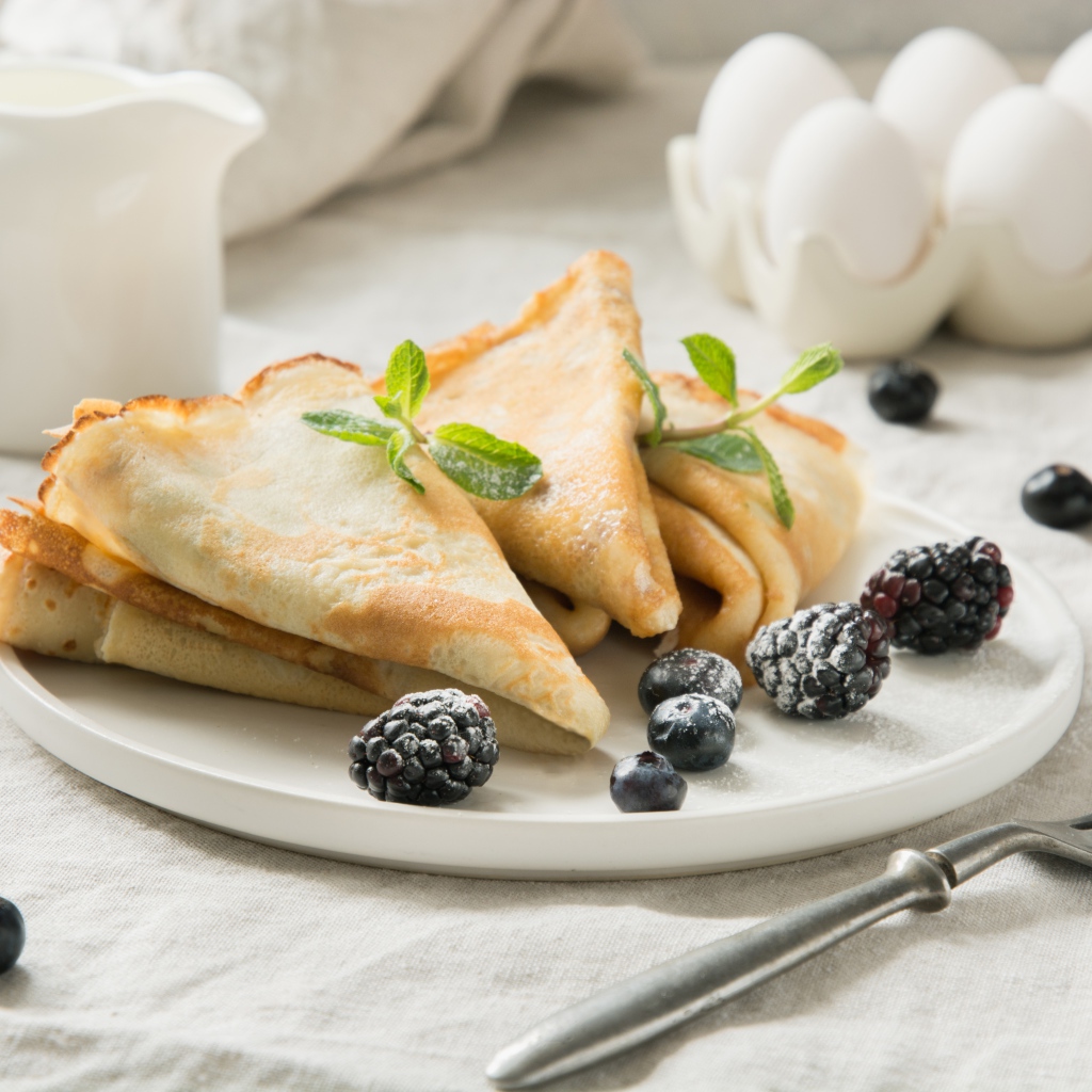 Тонкие аппетитные блинчики с ягодами ежевики и черники