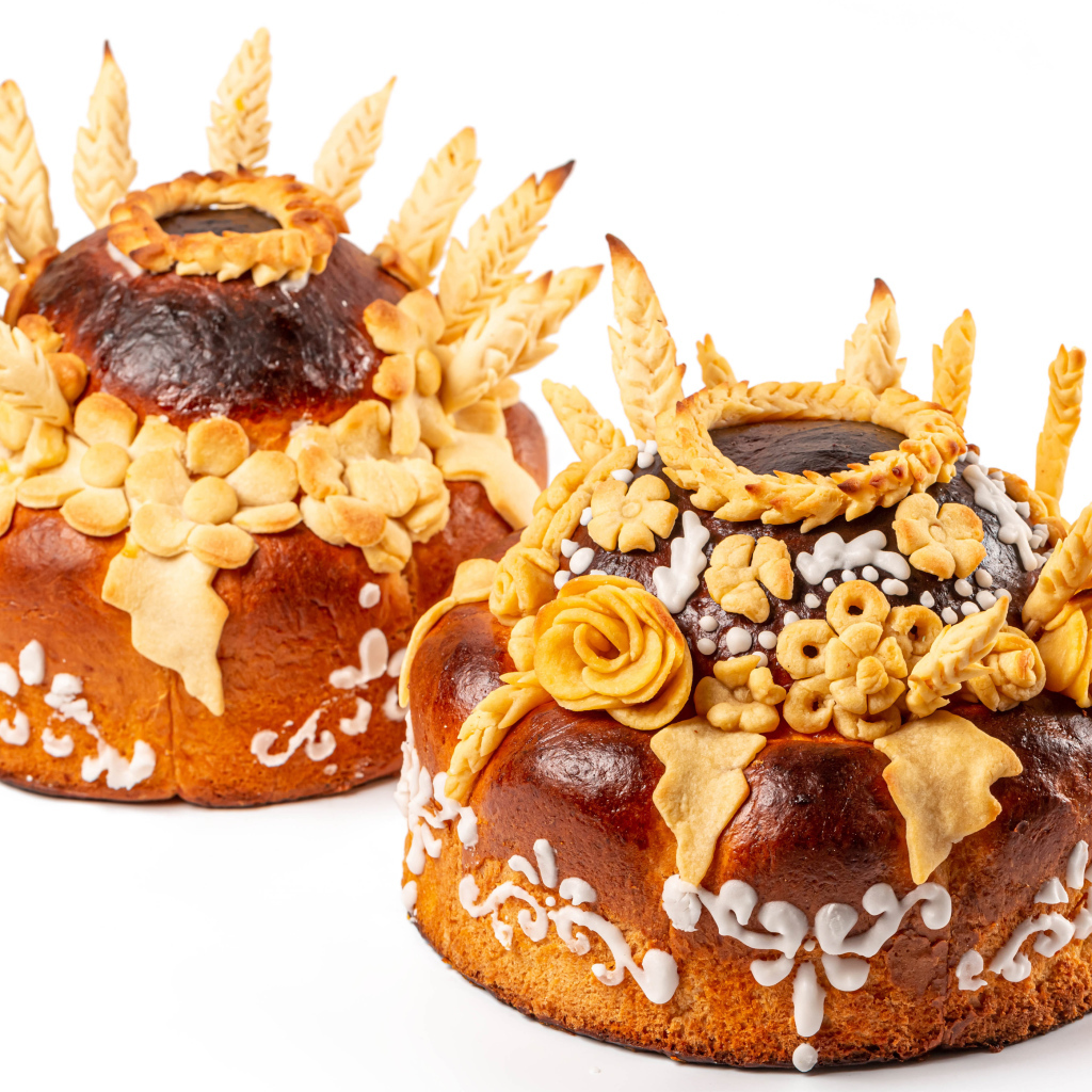 Два каравая с цветами на белом фоне