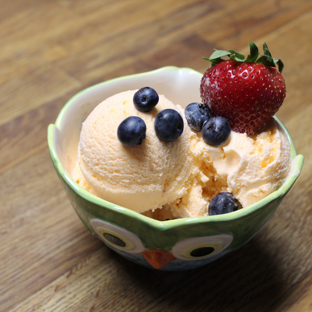 Шарики ванильного мороженого с ягодами черники и клубники