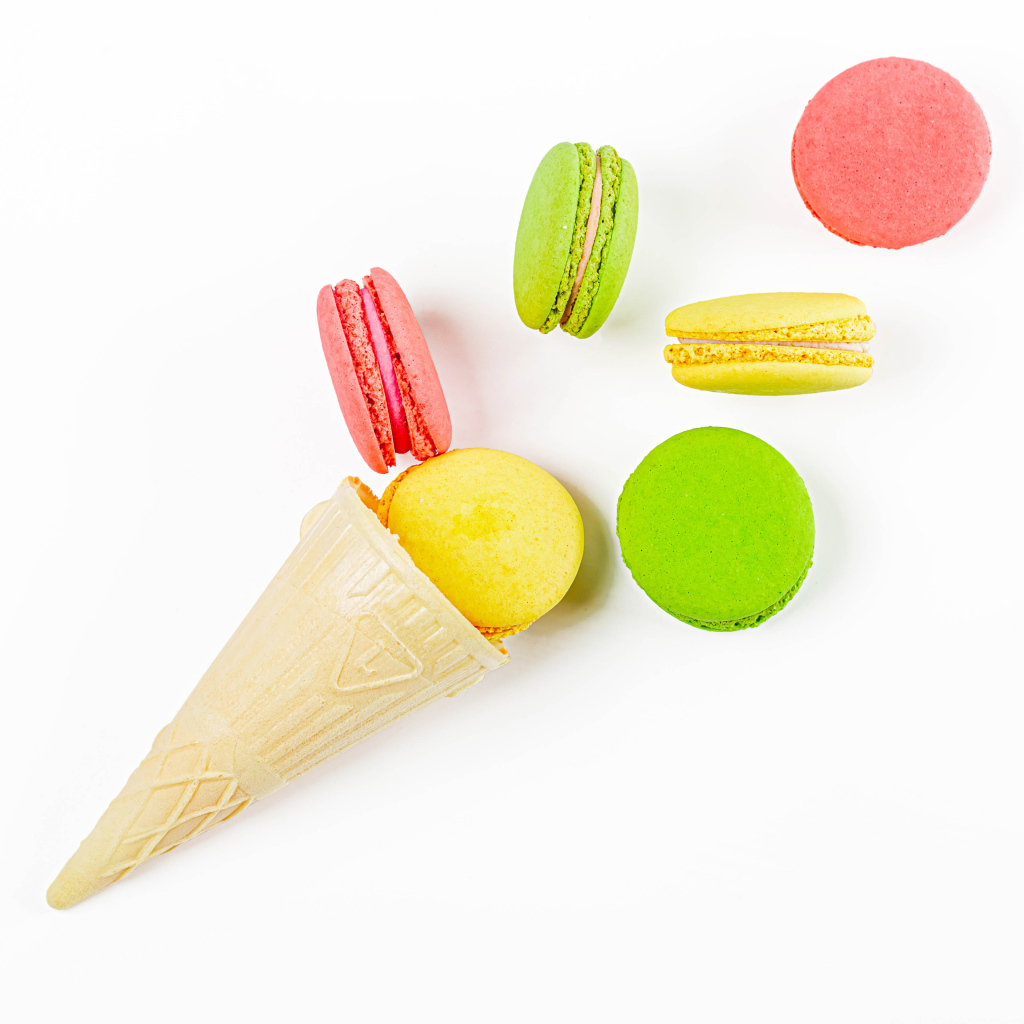 Вафельный рожок с печеньем макарун на белом фоне