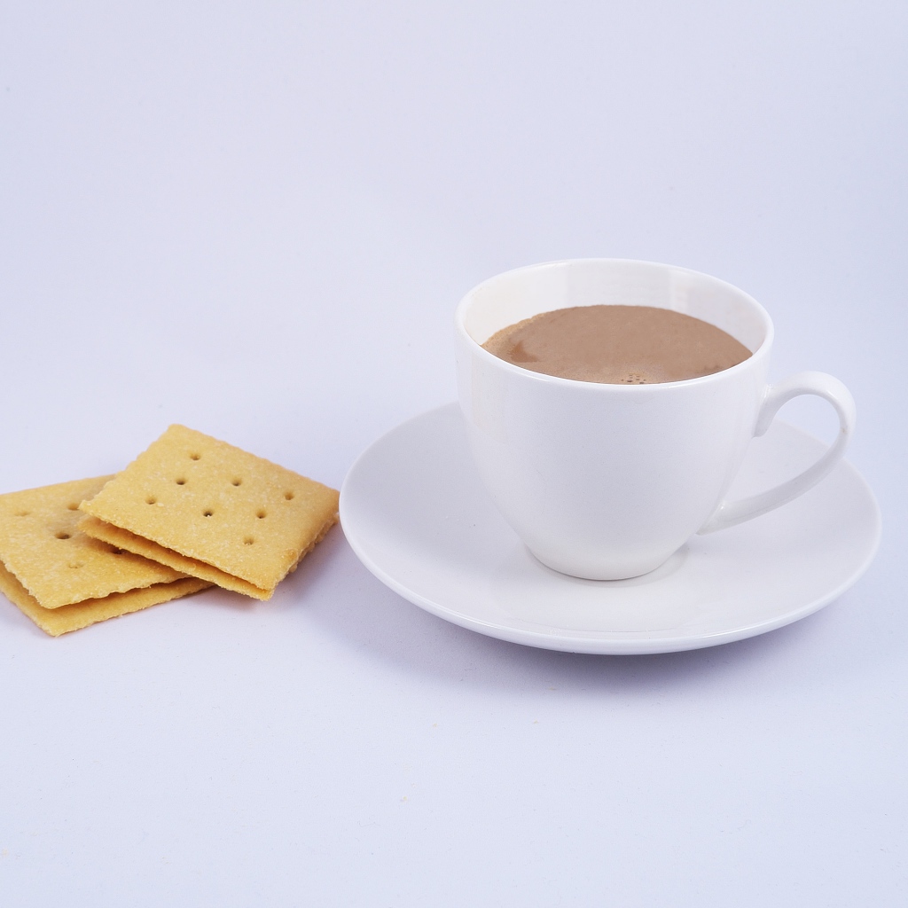 Чашка кофе на столе с галетами