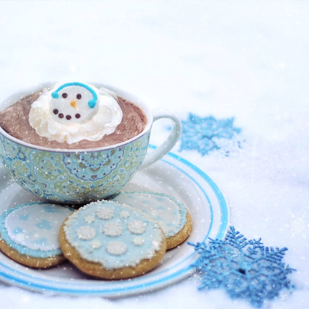 Чашка кофе с печеньем на снегу