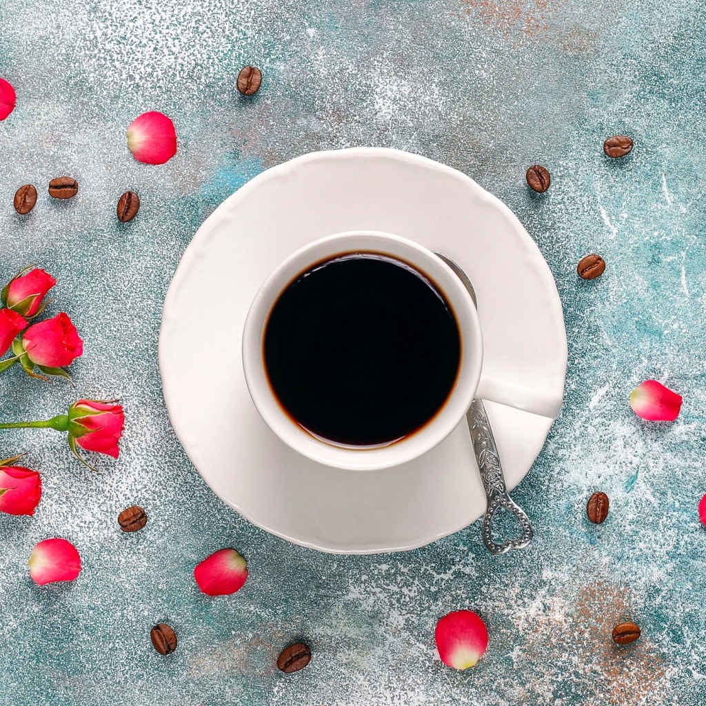 Чашка кофе с розовой розой на столе