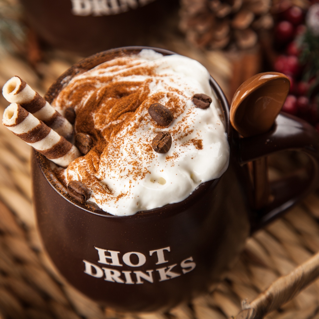 Чашка горячего шоколада со сливками на столе