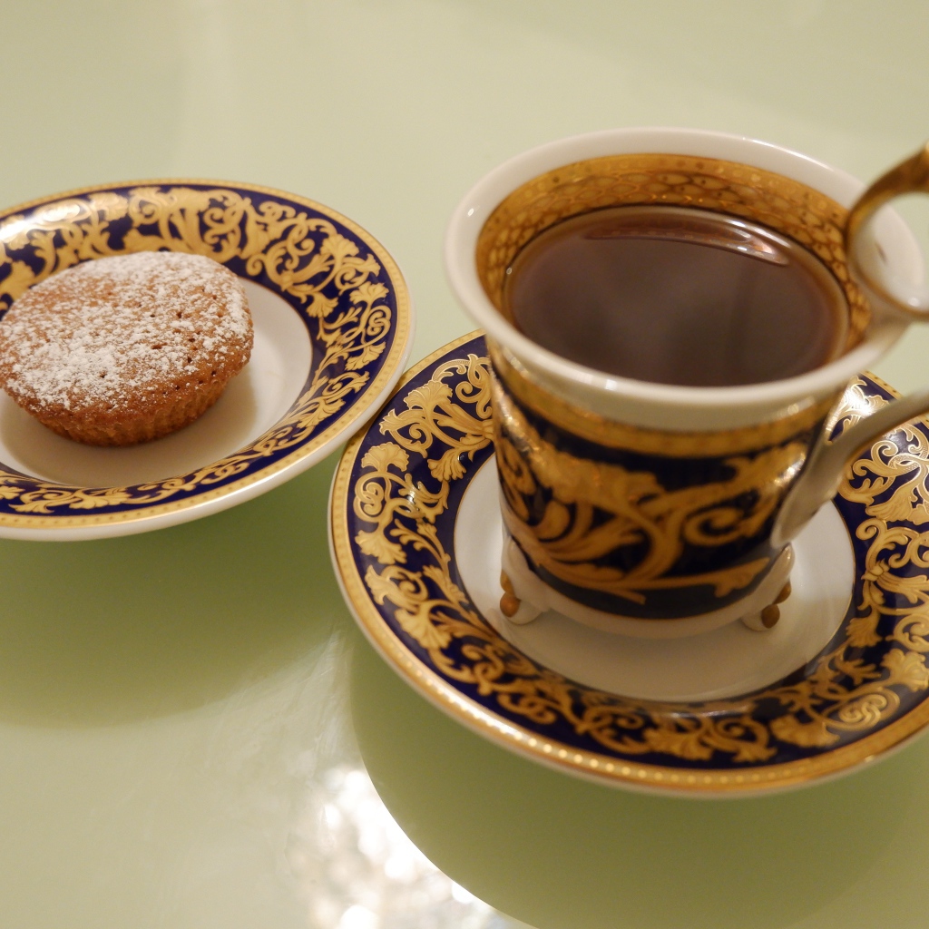 Чашка чая на столе с кексом