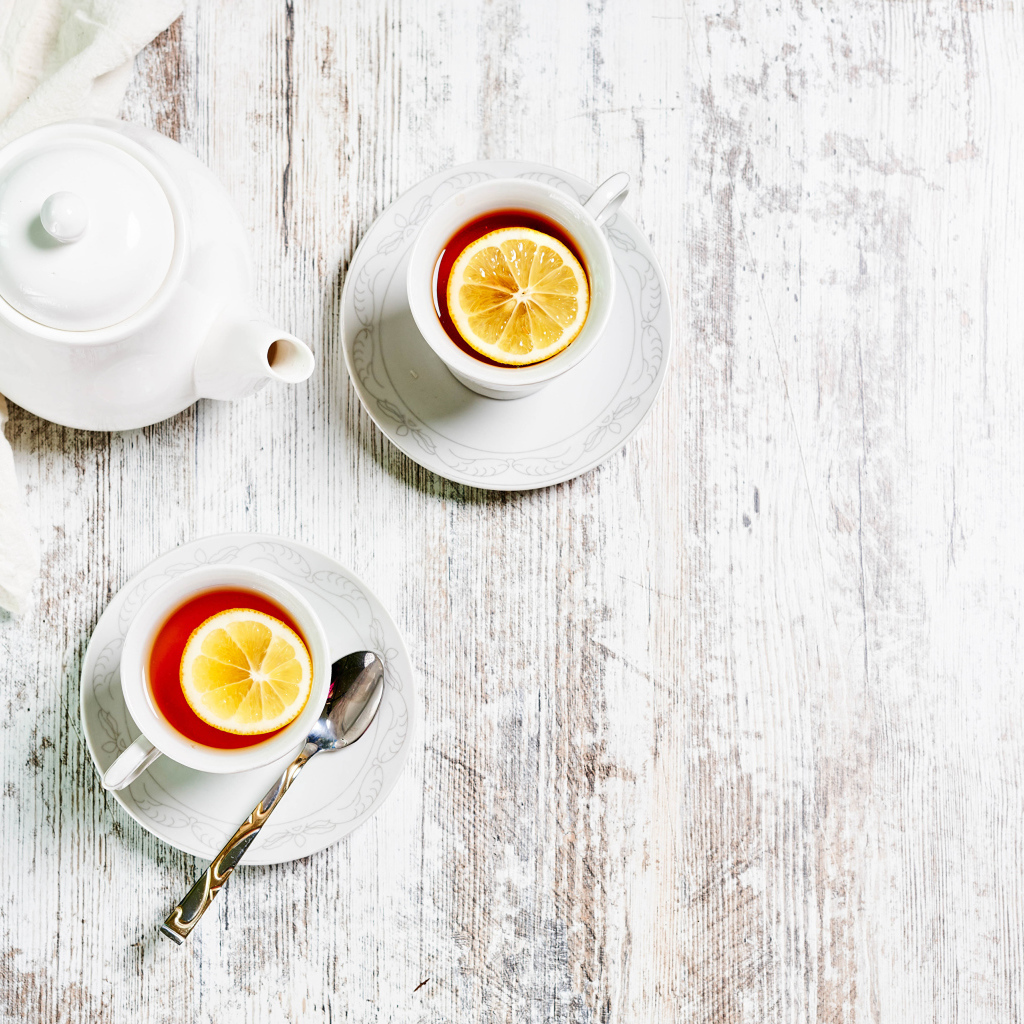 Вкусный черный чай с лимоном 