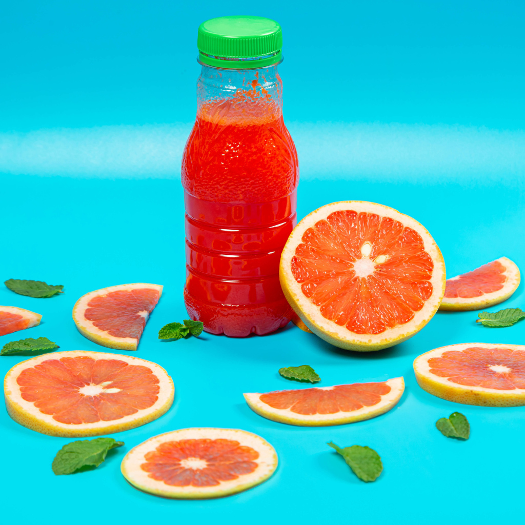 Напиток с грейпфрутом на голубом фоне