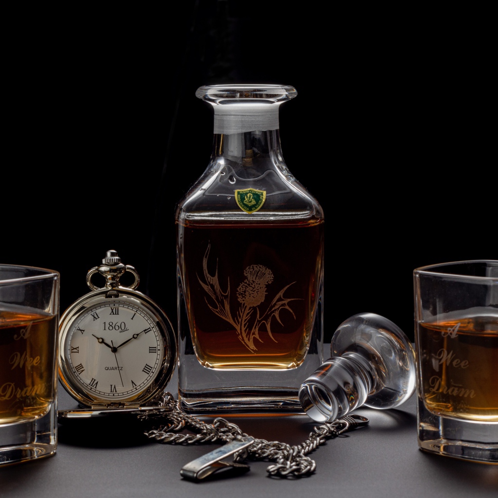 Дорогой коньяк на столе с карманными часами 