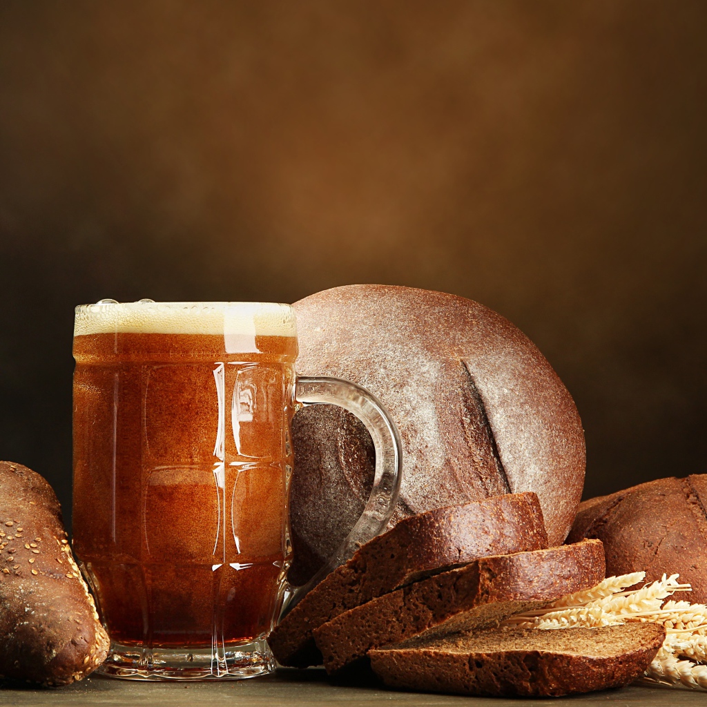 Бокал кваса на столе с хлебом