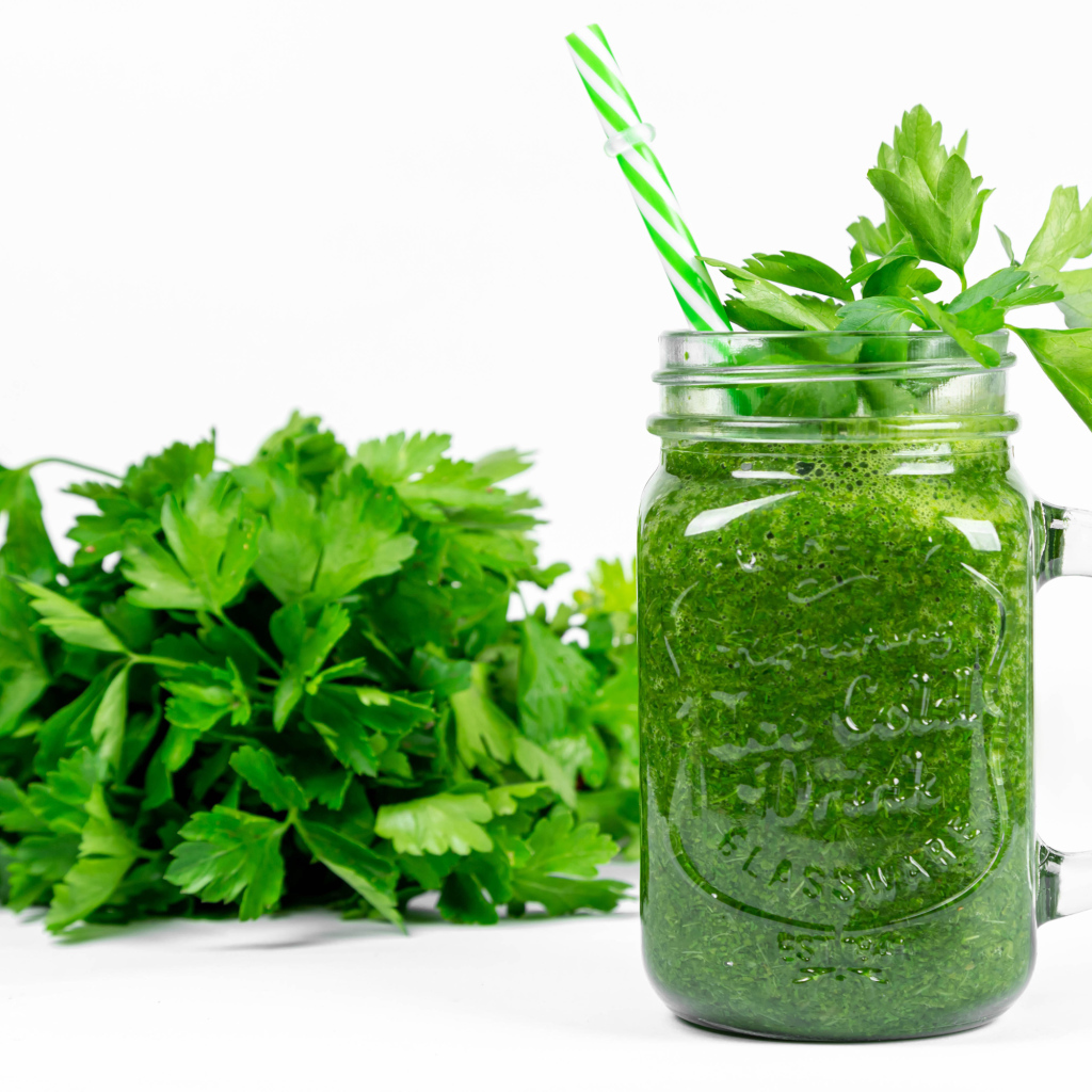 Зеленый смузи на столе с петрушкой