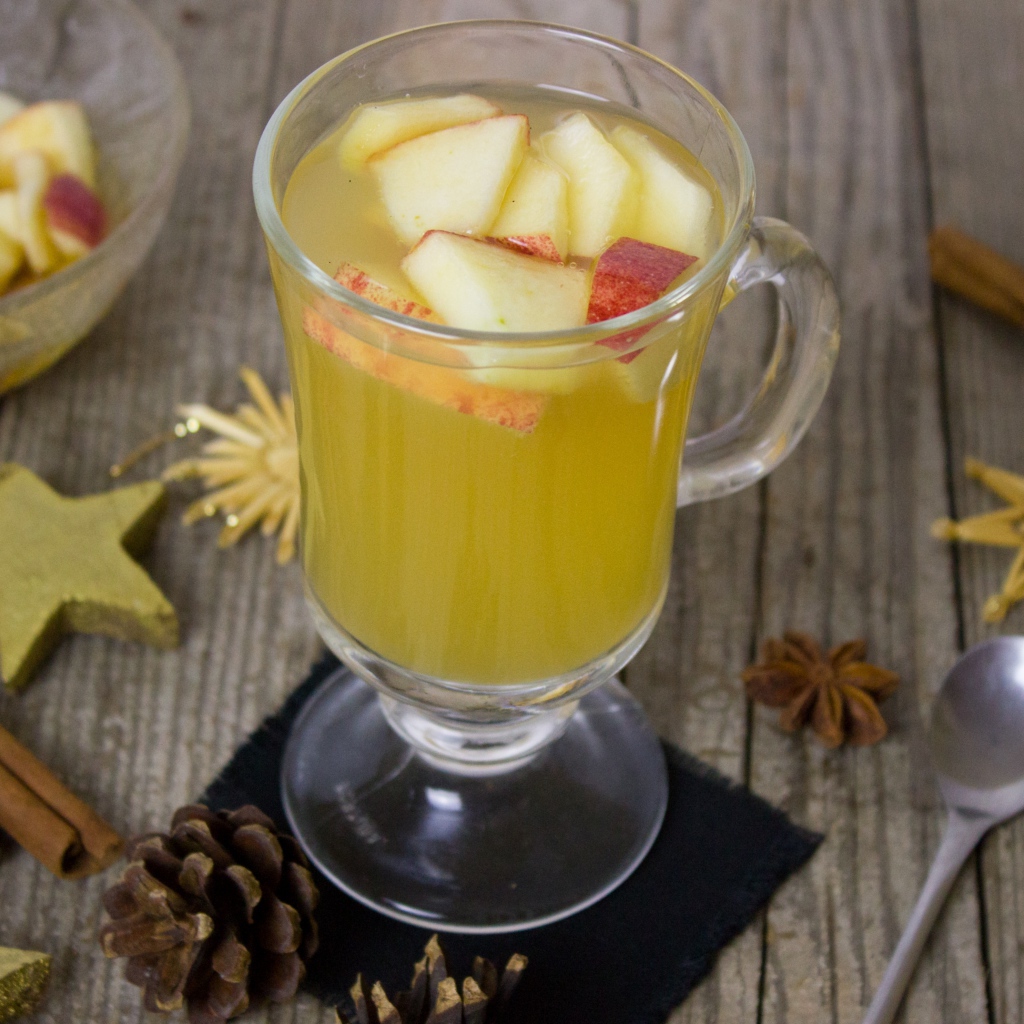 Горячий яблочный напиток с корицей 