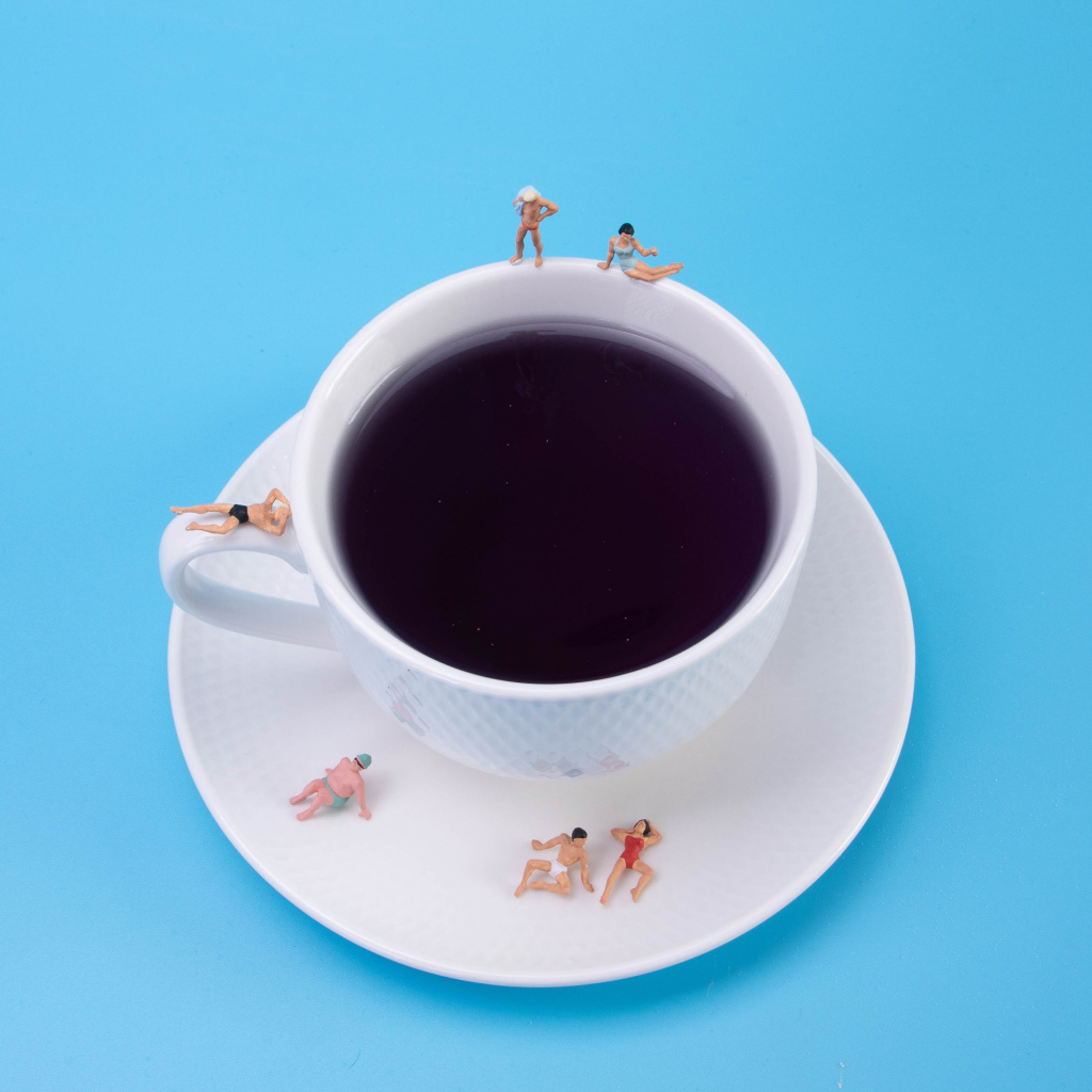 Большая белая чашка кофе на голубом фоне