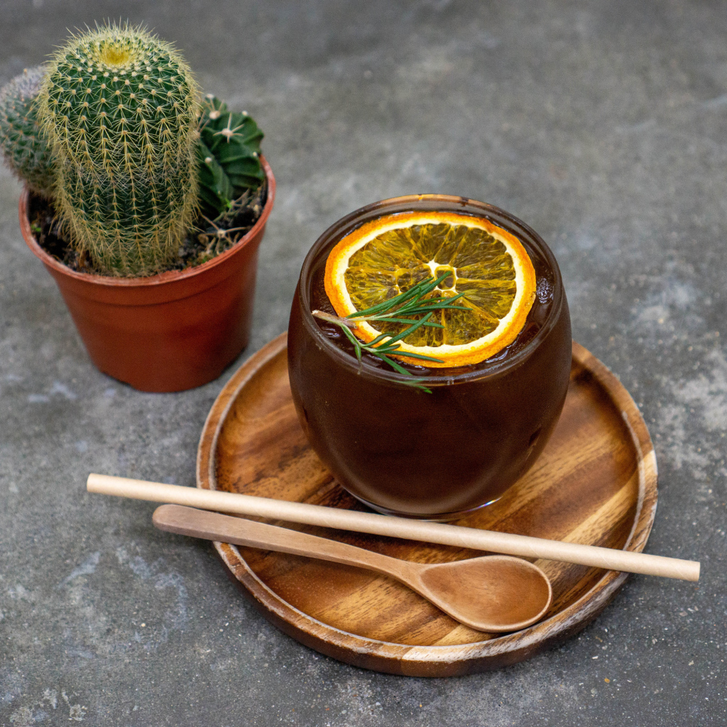 Чай с лимоном на столе с колючим кактусом