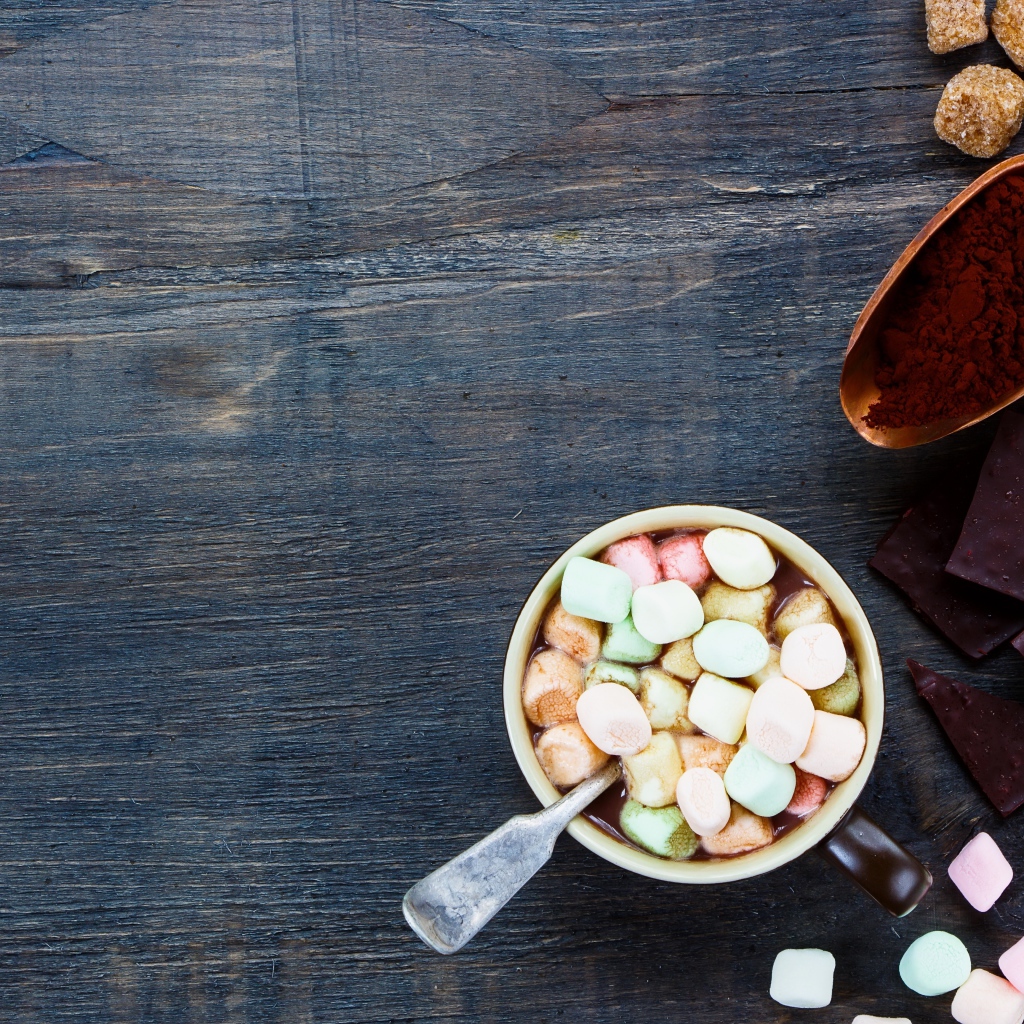 Маршмеллоу на столе с шоколадом и корицей
