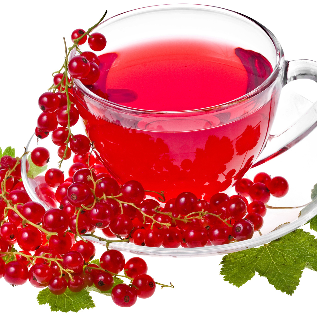 Красный чай на белом фоне с красной смородиной