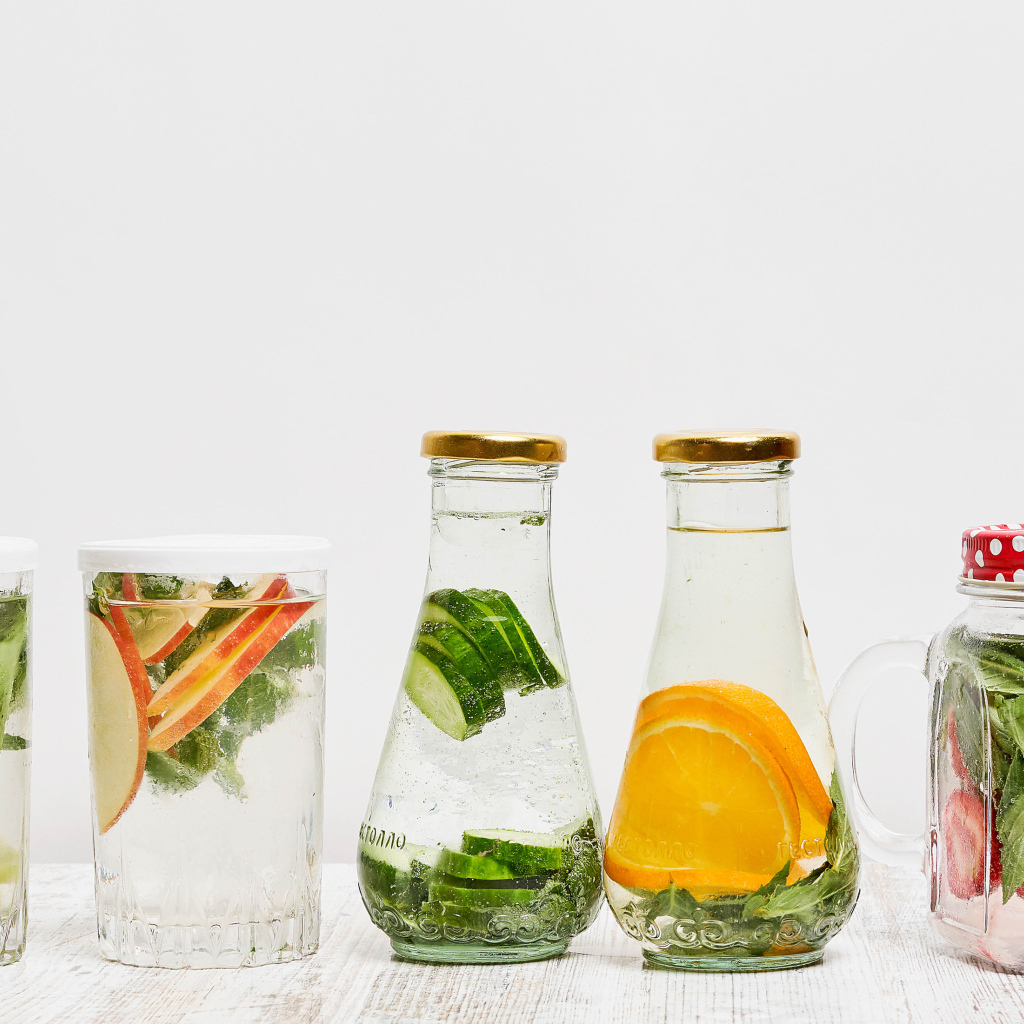 Освежающие коктейли на сером фоне