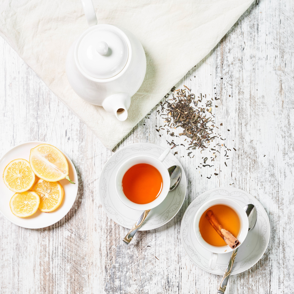 Чай на столе с кусками лимона