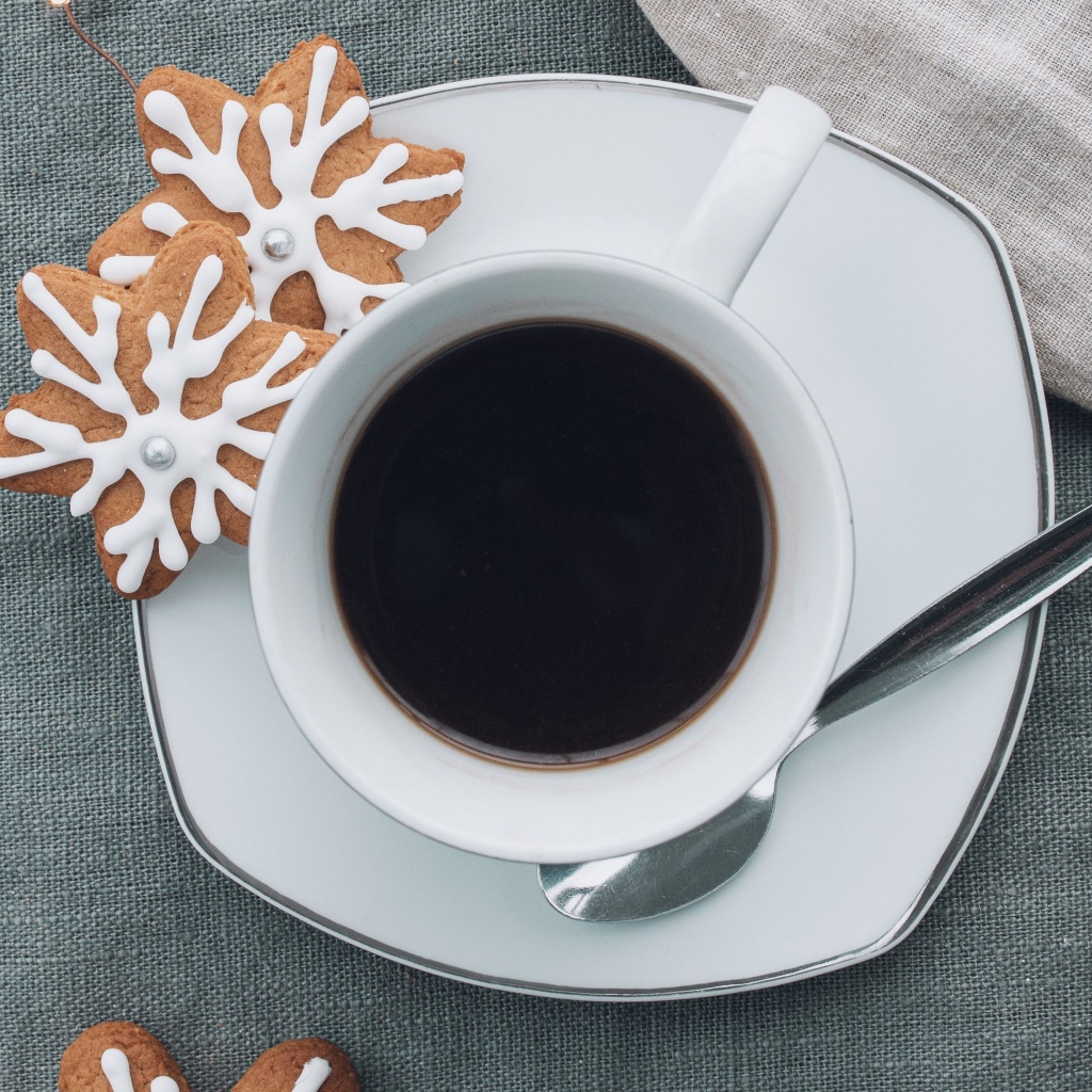 Белая чашка горячего кофе с печеньем 