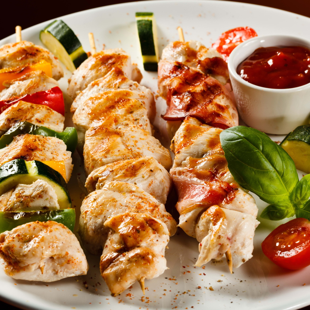 Аппетитный шашлык из курицы с кабачками на тарелке 