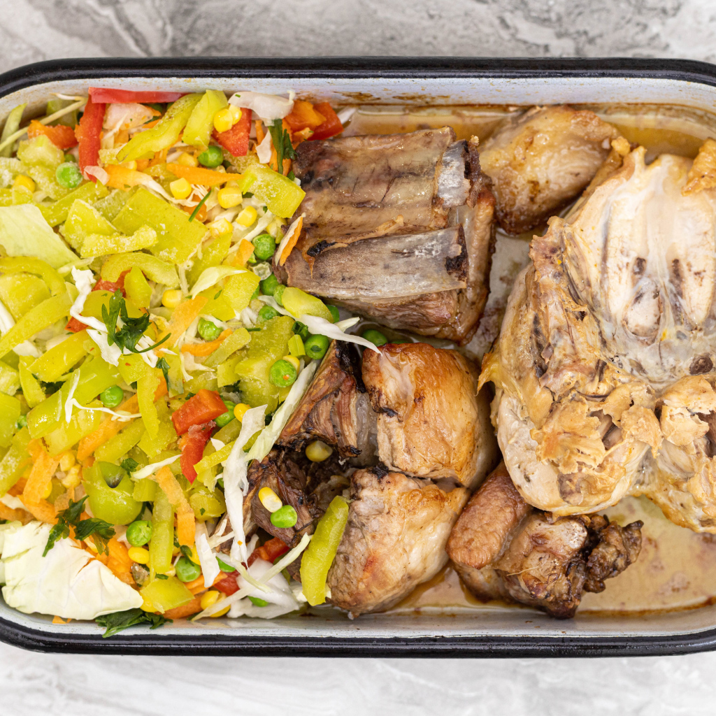 Запеченная курица с овощами в противне