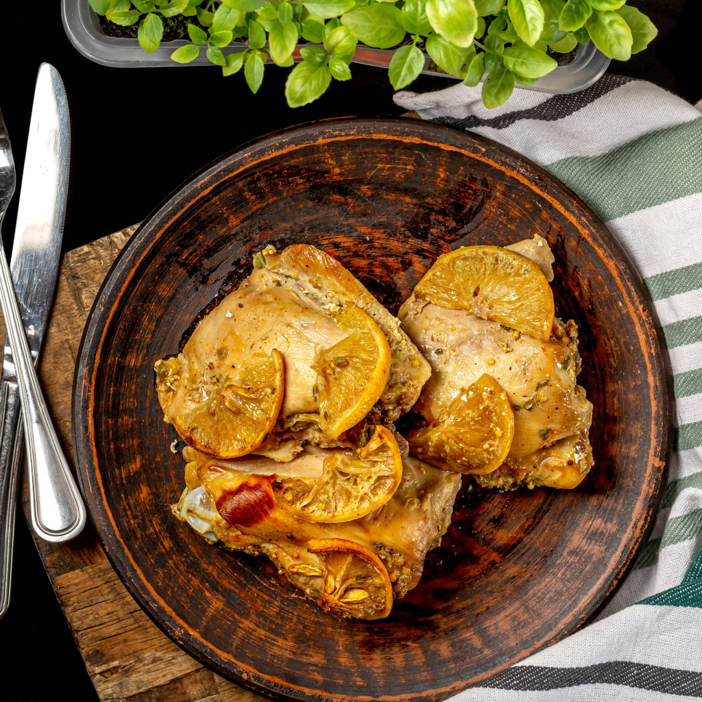 Куриное мясо в миске на столе 