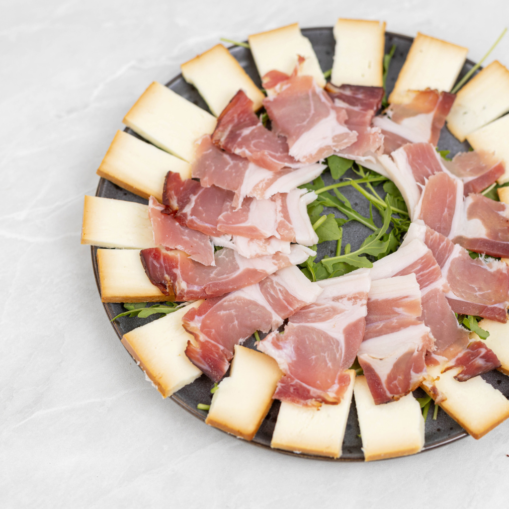 Ветчина с сыром на большой тарелке