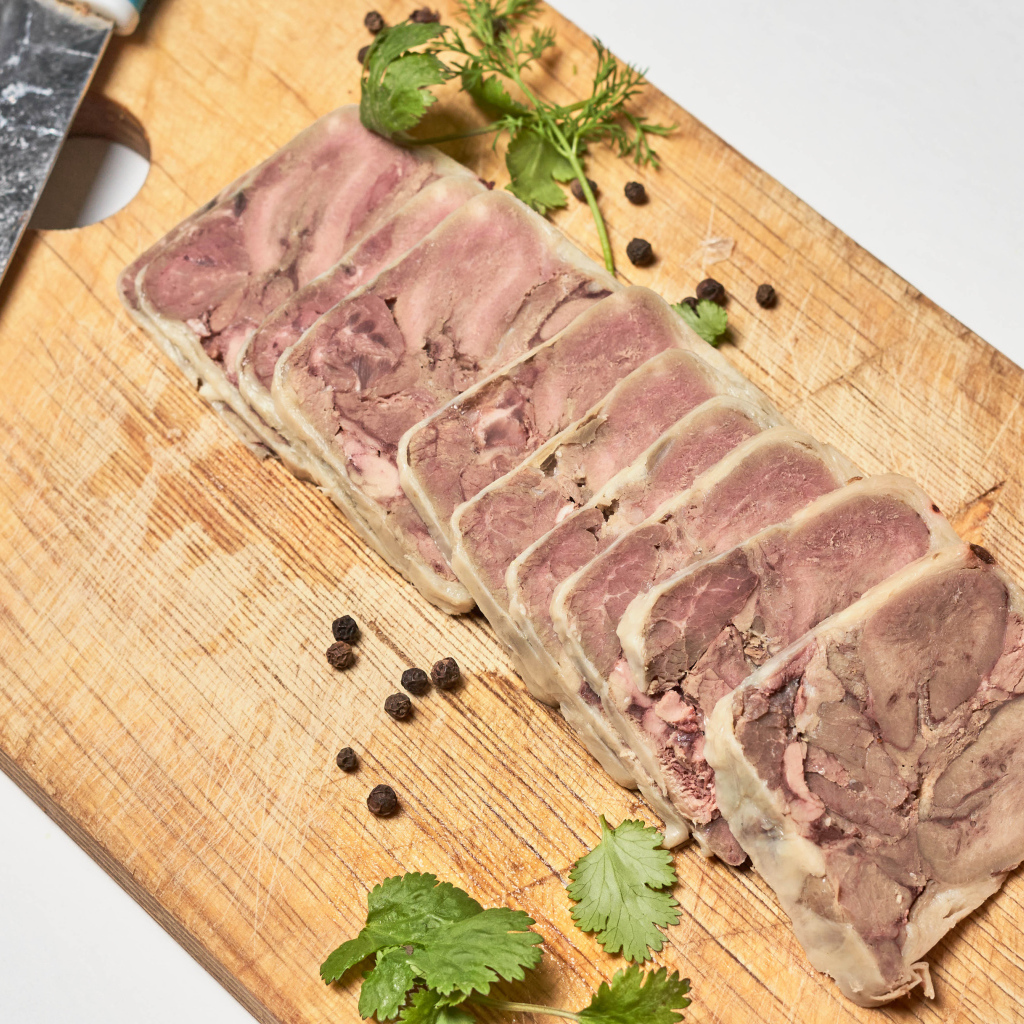 Мясной продукт на деревянной доске с ножом 