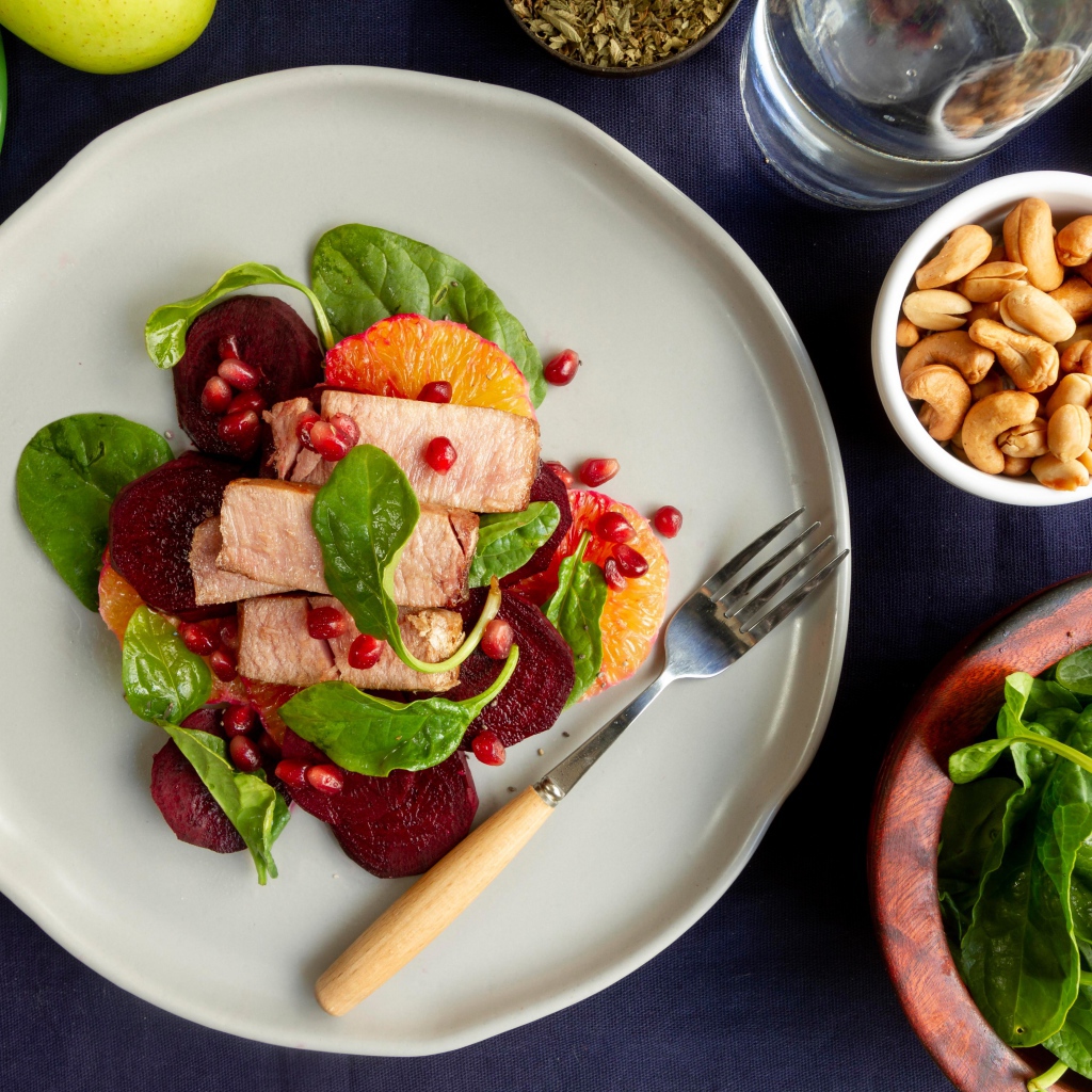 Мясо с овощами на большой белой тарелке