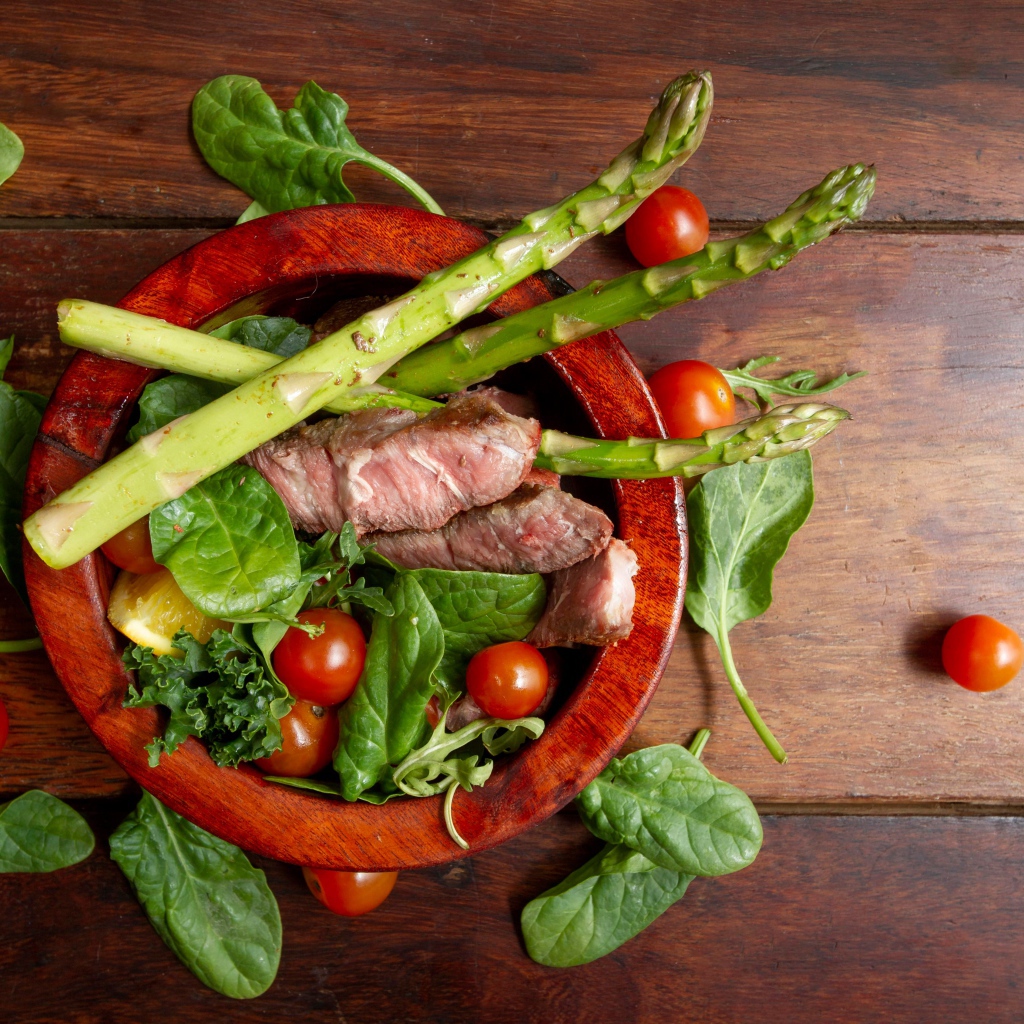 Свиные ребрышки с помидорами и спаржей 