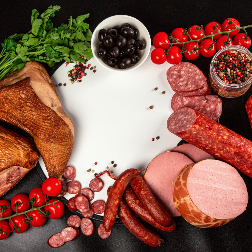 Копчености на столе со специями и помидорами