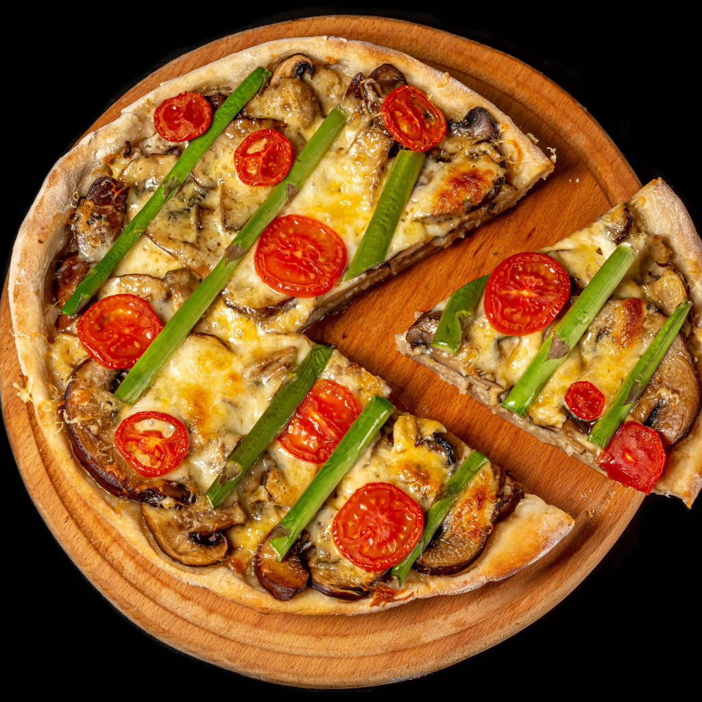 Вкусная вегетарианская пицца с помидорами и шампиньонами на черном фоне