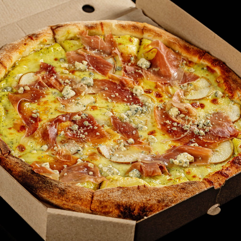 Коробка с пиццей на черном фоне