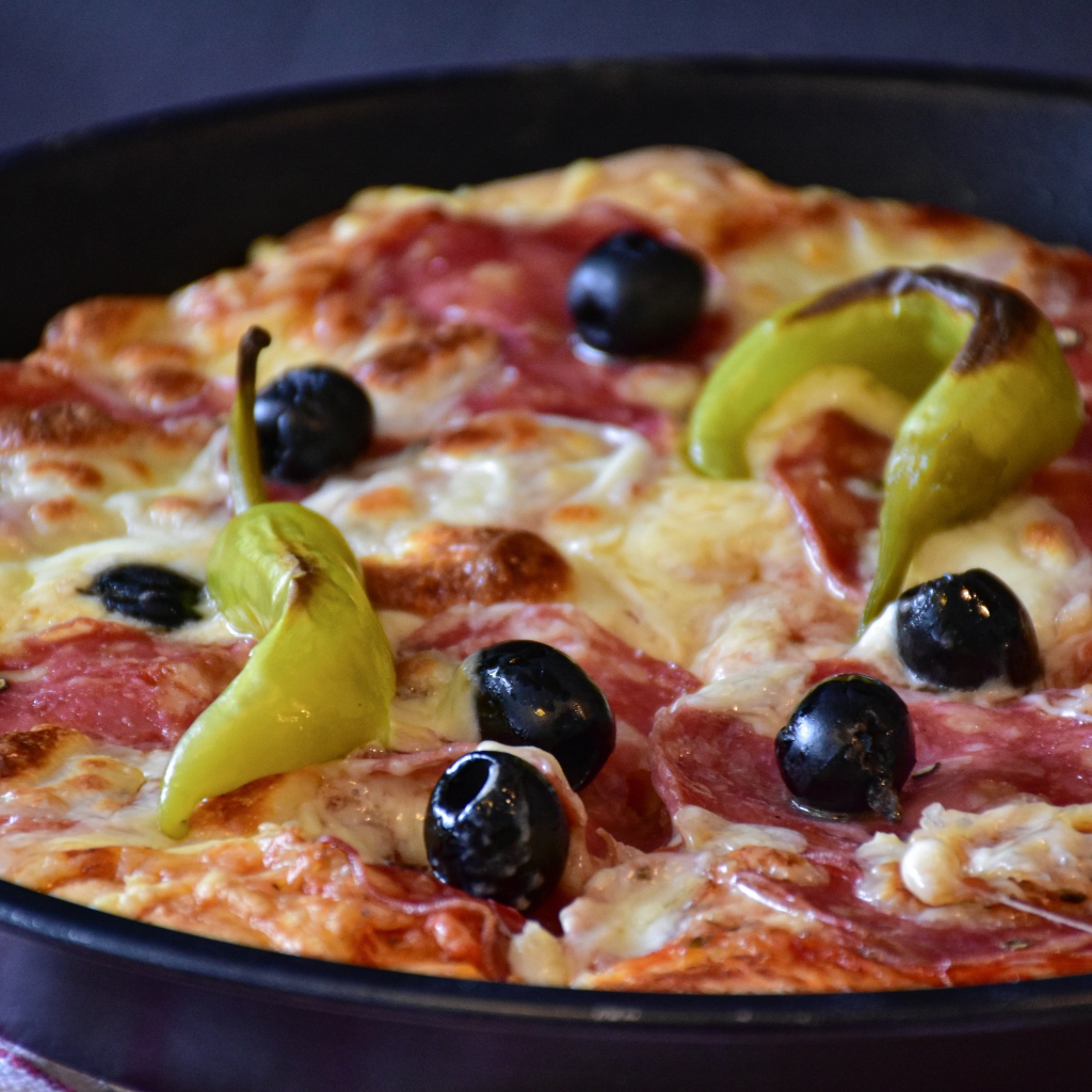 Пицца с оливками и перцем на сковороде 