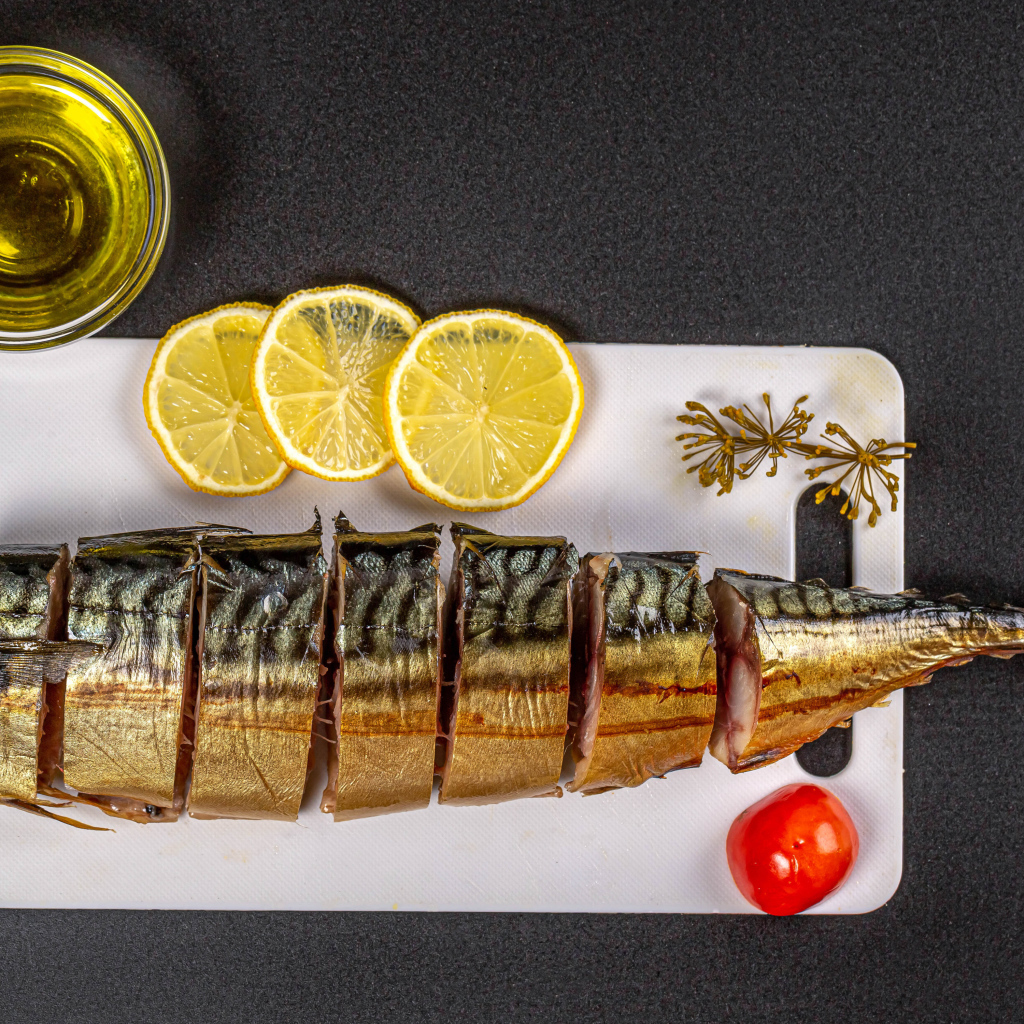 Аппетитная скумбрия на доске с лимоном и маслом