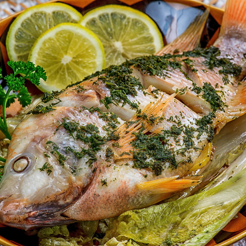 Запеченный карп с лимоном и листьями салата 