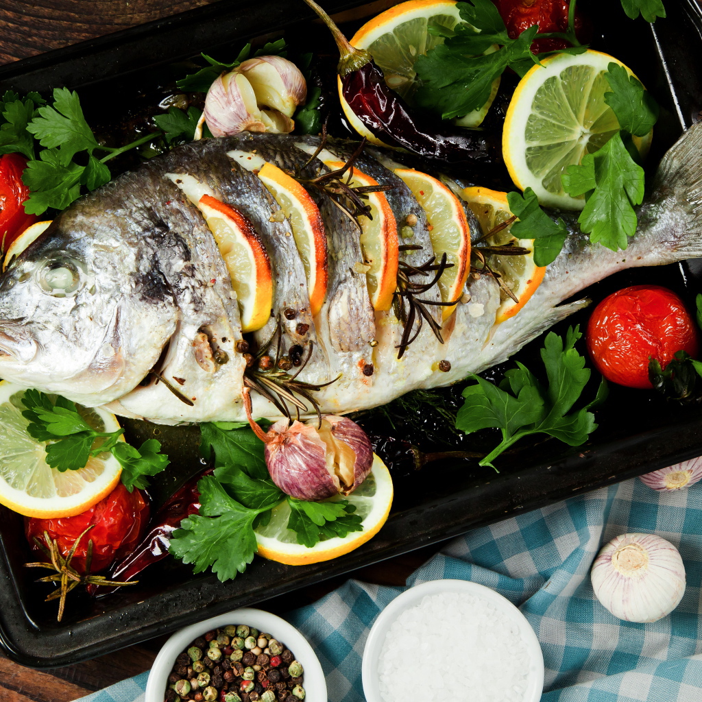 Запеченный карась с помидорами и лимоном