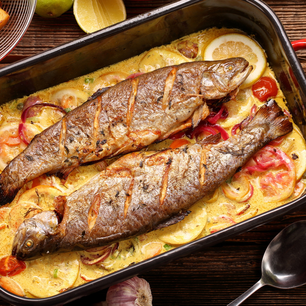 Запеченная рыба с подложкой из картофеля и лимона 