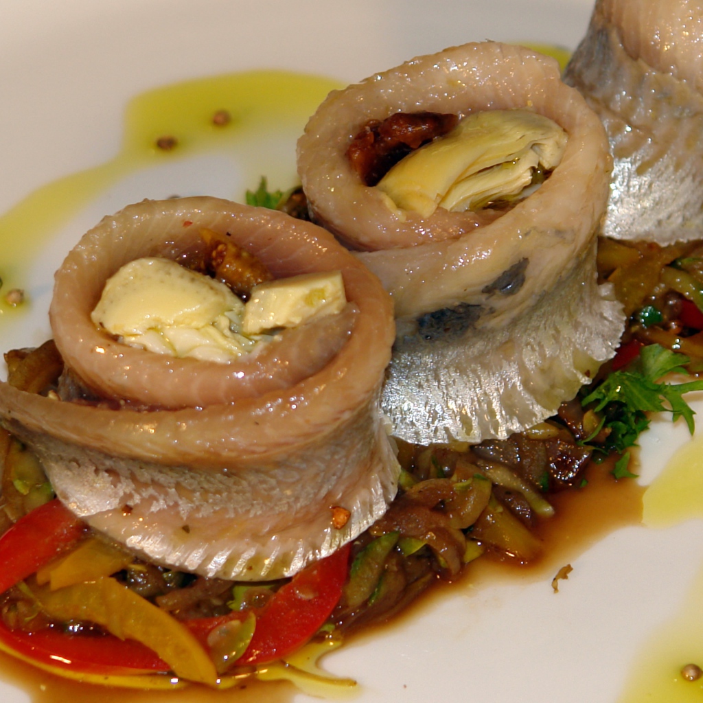 Рулетики из сельди с овощами