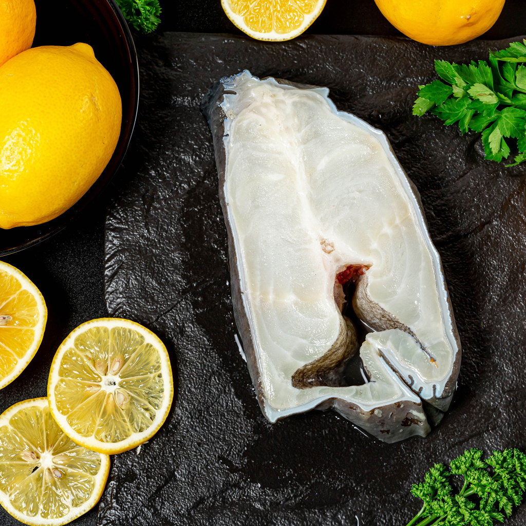 Кусок рыбы с лимоном и петрушкой 