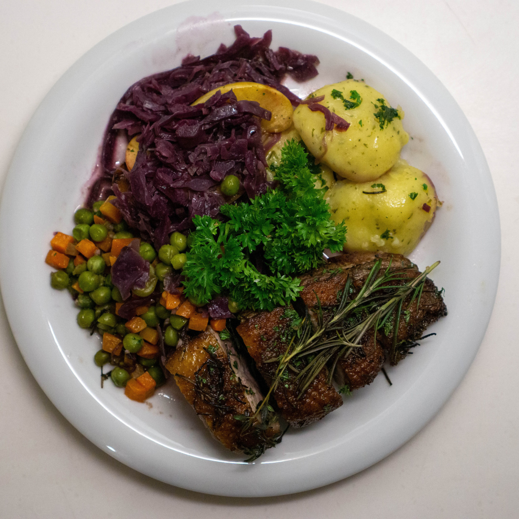 Картофель на тарелке с рыбой и салатом