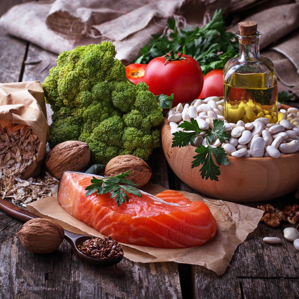 Красная рыба на столе с овощами и фасолью 