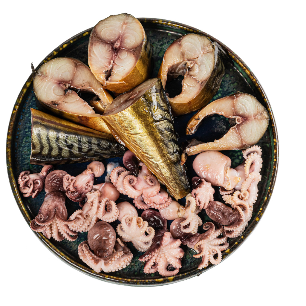 Копченая скумбрия на тарелке с кальмарами