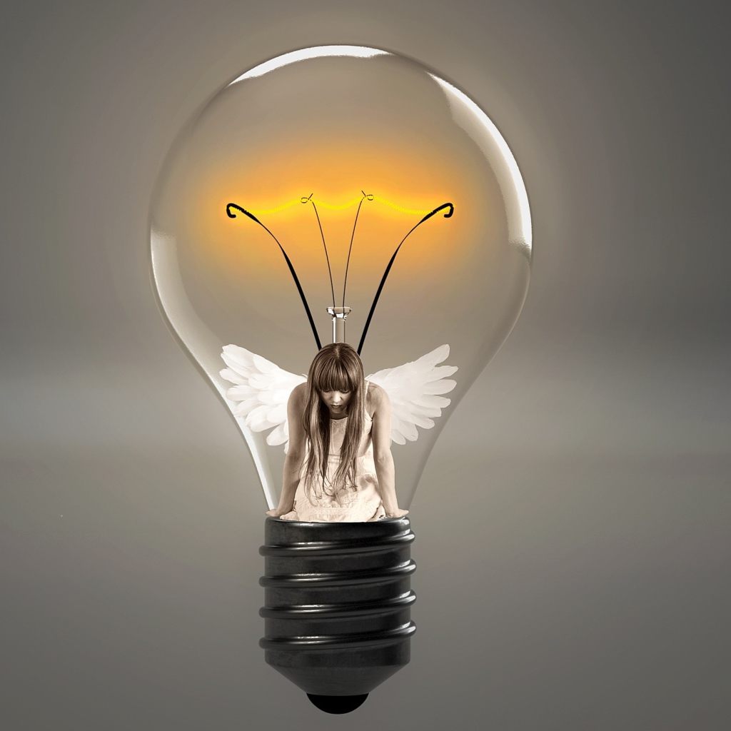 Девушка ангел в лампе накаливания на сером фоне