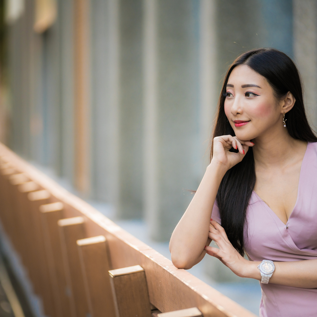 Красива девушка азиатка задумчиво смотрит вдаль