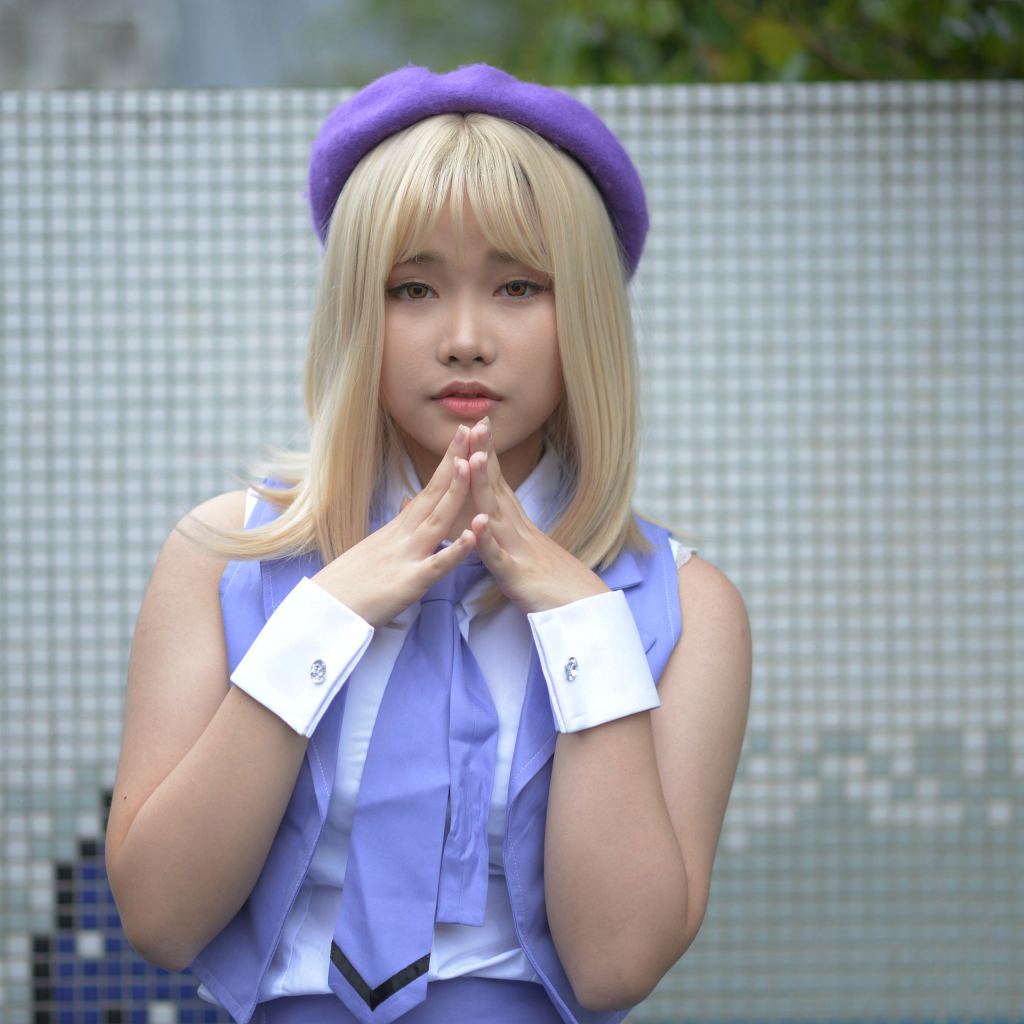 Девушка азиатка в сиреневом берете 