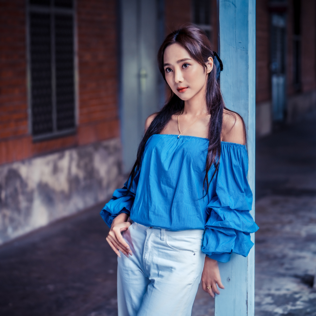 Девушка азиатка в синей блузке 