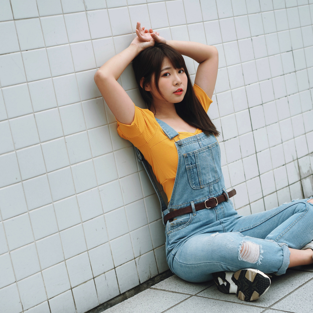 Девушка азиатка в джинсовом комбинезоне 