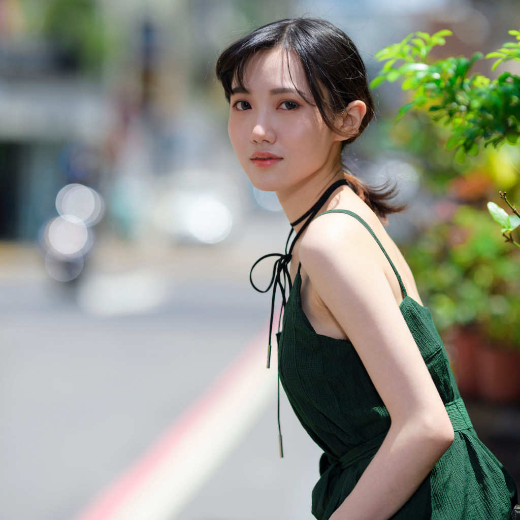 Девушка азиатка в зеленом платье 