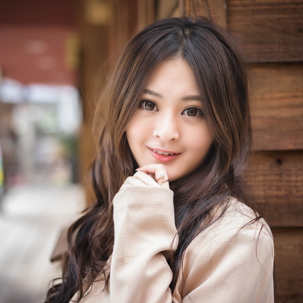 Девушка азиатка с большими карими глазами 