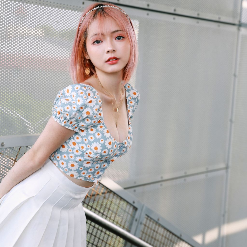 Девушка азиатка с короткой стрижкой